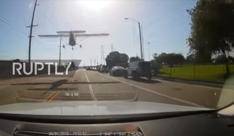 Picture 1 of The moment the emergency plane landed on the road was full of cars