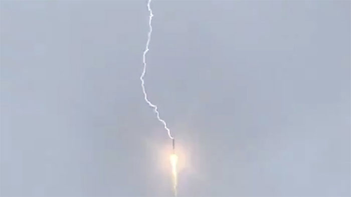 Picture 1 of The moment the Russian missile was struck by lightning when bringing satellites into orbit