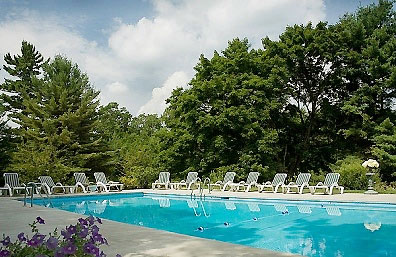 Picture 1 of The more the pool smells, the more dirty the chlorine is