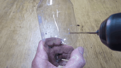 Picture 5 of The mousetrap trap was hit by a plastic bottle