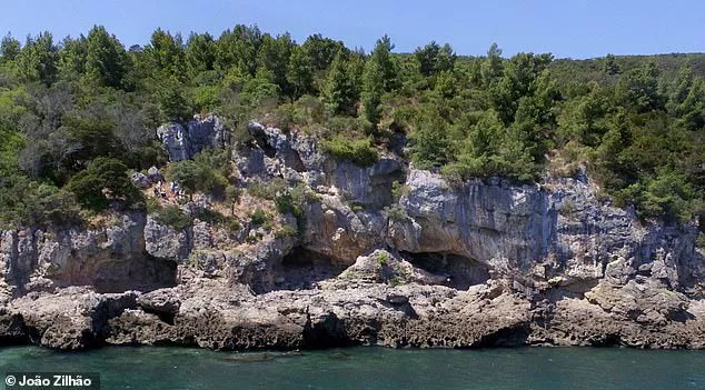 Picture 2 of The mysterious cave reveals the 100,000-year-old world of others