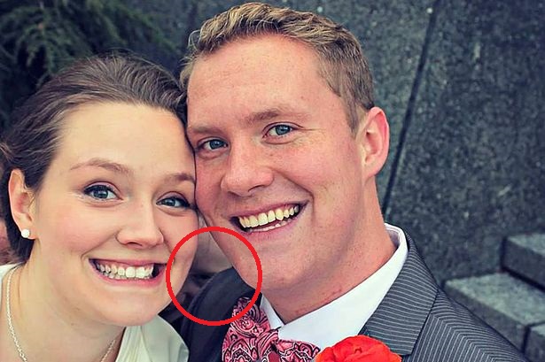 Picture 1 of The mysterious ghost face appears in the wedding photo of an American couple