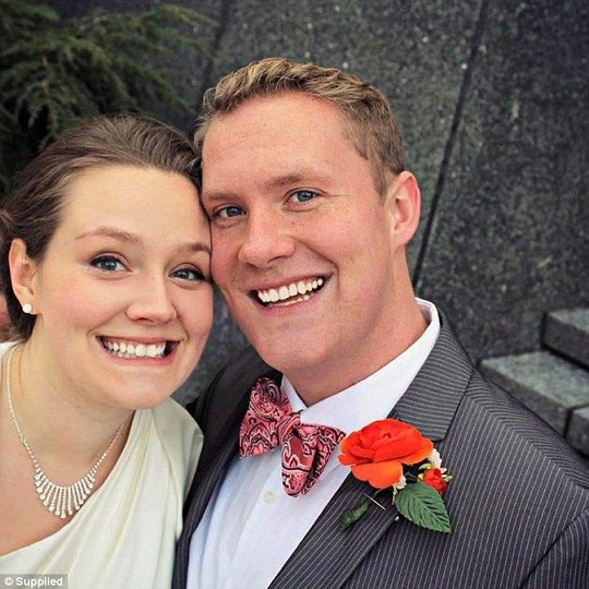Picture 2 of The mysterious ghost face appears in the wedding photo of an American couple