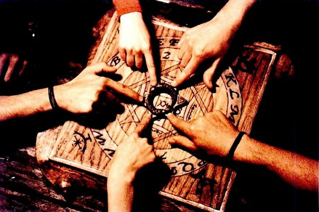 Picture 2 of The mysterious mystery of the bridge table
