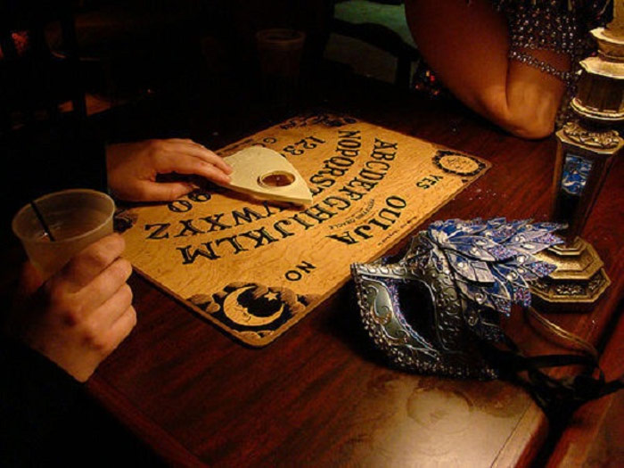 Picture 4 of The mysterious mystery of the bridge table