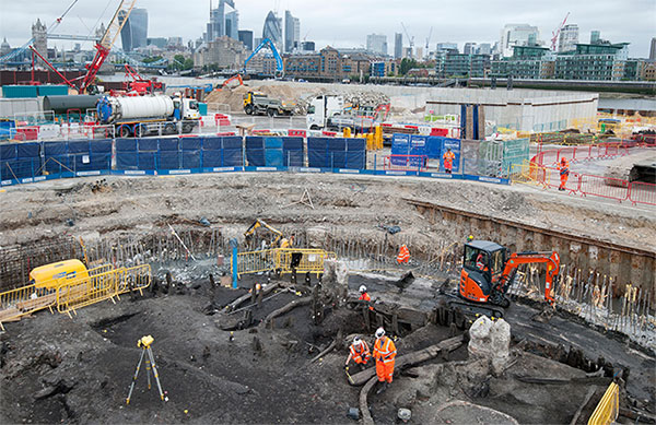 Picture 2 of The mysterious skeleton carries the leather boots on the bottom of the River Thames