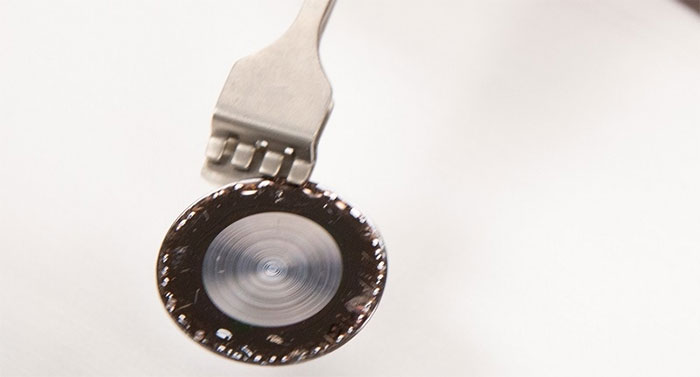 Picture 1 of The new invention makes camera phones thousands of times thinner