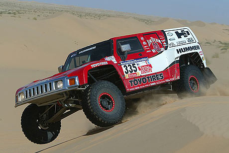 Picture 4 of The North Pole monster can bite the Hummer car