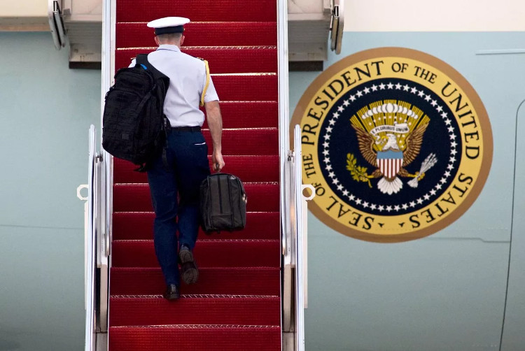 Picture 1 of The nuclear suitcase always follows the American president