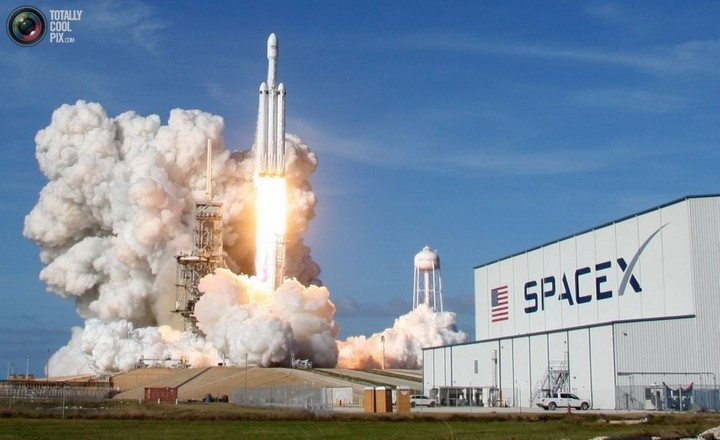 Picture 1 of The numbers said after the successful launch of the Falcon Heavy missile