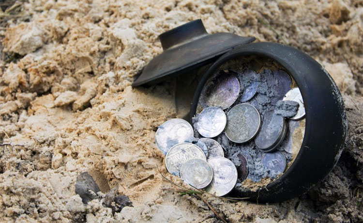 Picture 1 of The old couple dug the treasure from the 14th century in the garden