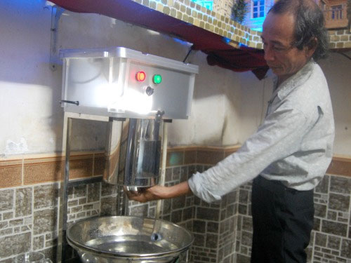 Picture 1 of The old man invented the washing machine