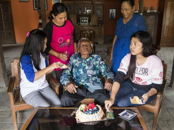 Picture 1 of The oldest man in the world organized his 146th birthday