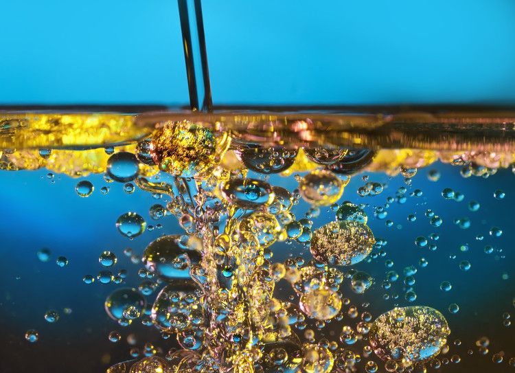 Picture 1 of The olive oil spoon makes the surface of the lake wavy flat in the blink of an eye