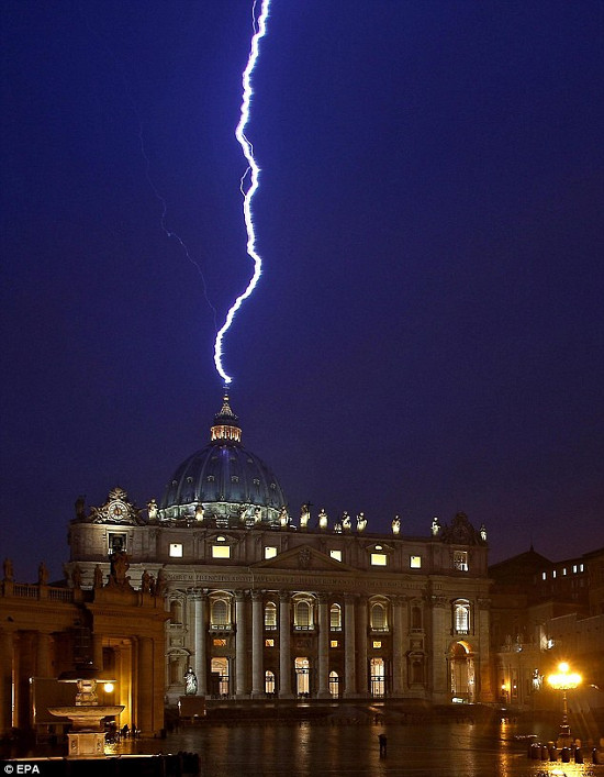 Picture 1 of The omen in the Vatican?