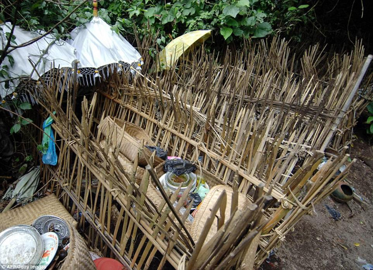 Picture 9 of The only village in the world that has dead people died in bamboo cages for self-decomposition
