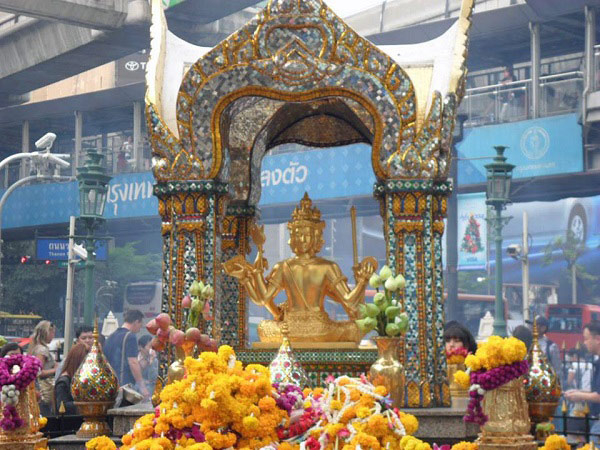 Picture 1 of The peace of the Erawan Shrine before the bombing