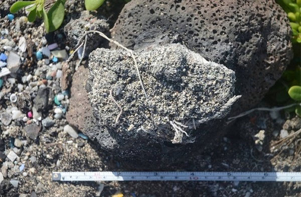 Picture 4 of The phenomenon of 'plastic hybrid stone' - The consequence of pollution