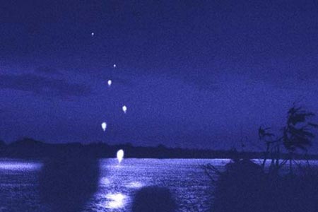 Picture 1 of The phenomenon of 'shadow spraying' on the Mekong River