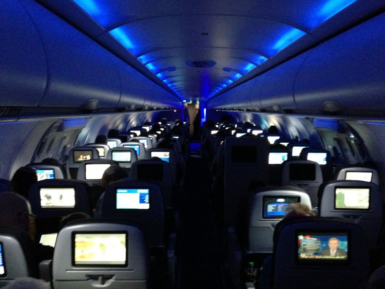 Picture 1 of The pilot revealed the reason for dark lights when the plane landed