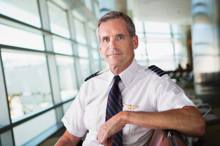 Picture 2 of The pilot revealed the reason for dark lights when the plane landed