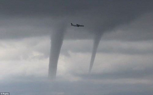 Picture 1 of The plane flies through three taps of water off Russia