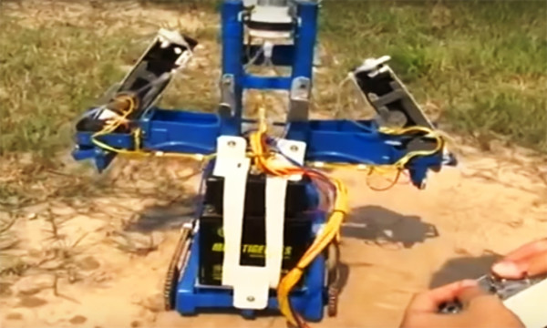 Picture 1 of The poor invented the pesticide spraying machine from scrap