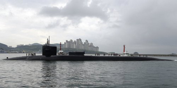 Picture 1 of The powerful submarine carrying American Tomahawk missiles comes close to North Korea