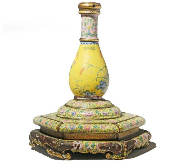 Picture 1 of The precious flower vase of the Qianlong period costs USD 78,000