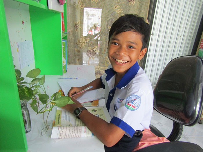Picture 3 of The primary school boy from the Khmer made an automatic poisonous quail egg peeling machine
