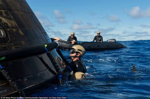 Picture 7 of The process of picking up Orion spacecraft with a giant amphibious ship