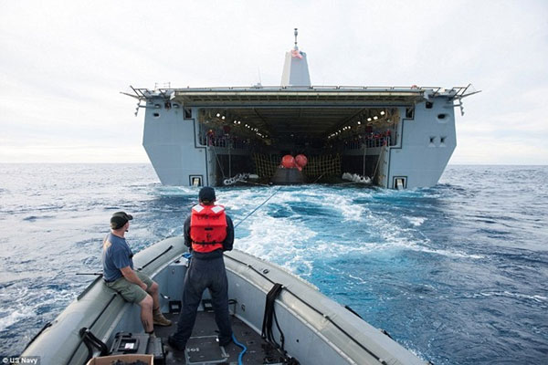 Picture 8 of The process of picking up Orion spacecraft with a giant amphibious ship