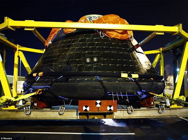 Picture 9 of The process of picking up Orion spacecraft with a giant amphibious ship