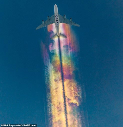 Picture 1 of The rainbow is brilliant in the German sky created by aircraft