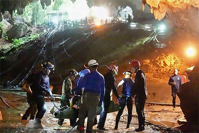 Picture 2 of The reason Thai teenagers have to be stretched when they are rescued from the cave