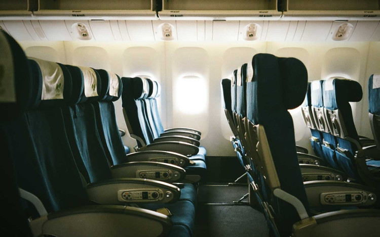 Picture 1 of The reason the aircraft seat does not turn backwards is safer