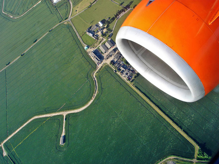 Picture 11 of The reason you should choose the seat close to the window on the plane
