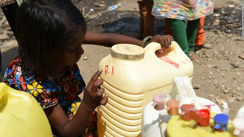Picture 5 of The record hot sun in India, the cows fainted in the field