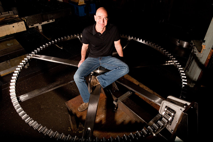 Picture 1 of The richest billionaire in the world dropped nearly 1,000 billion dong to build a 100-century watch