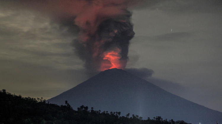 Picture 2 of The risk of Indonesian volcano erupting makes the Earth cool