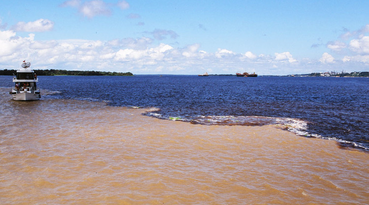 Picture 2 of The river has two colors of water mixed in Brazil