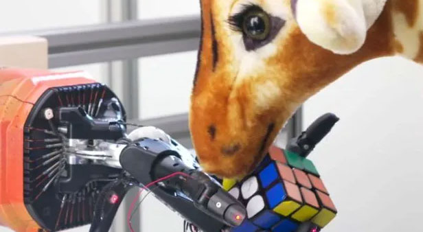 Picture 2 of The robot hand solves the Rubik's cube in just about 4 minutes