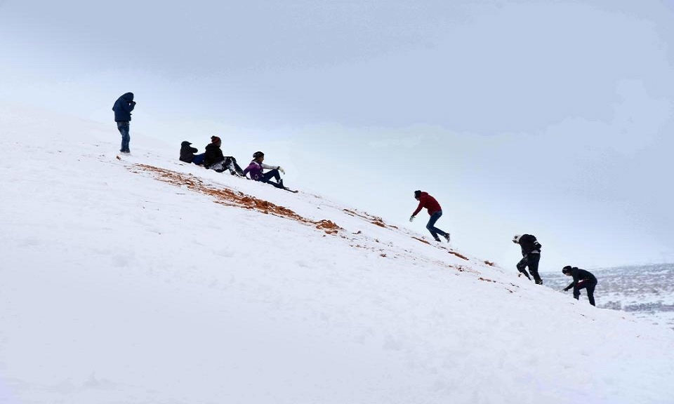 Picture 1 of The Sahara is submerged under a meter of snow