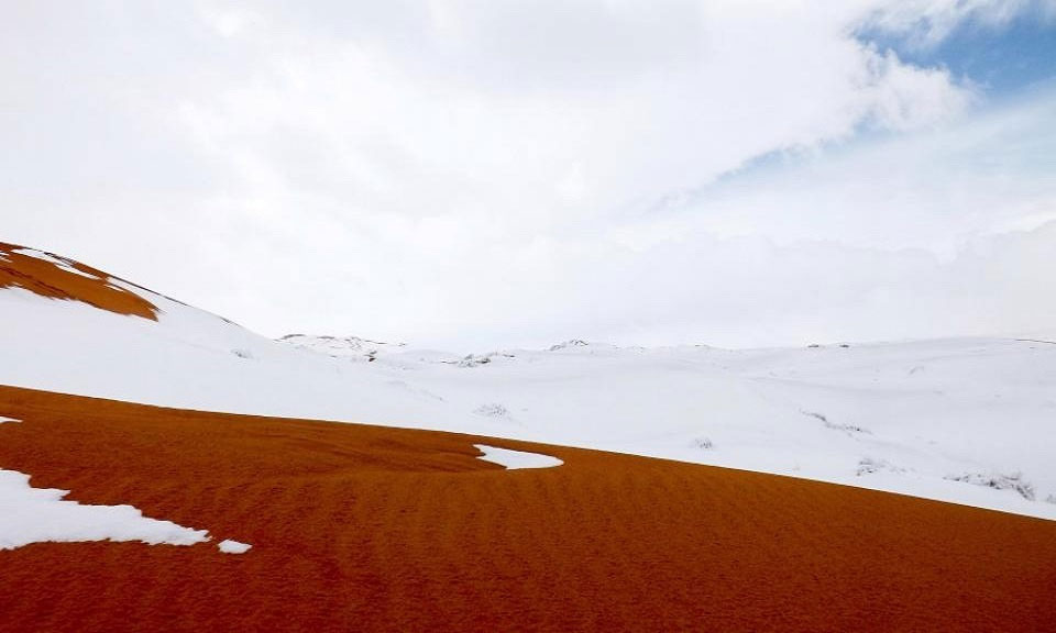 Picture 8 of The Sahara is submerged under a meter of snow