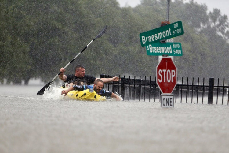 Picture 4 of The scene of terrible flooding in the United States after the typhoon Harvey landed