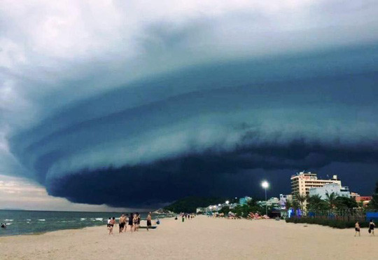 Picture 1 of The scientist spoke about the strange dark cloud on Sam Son beach