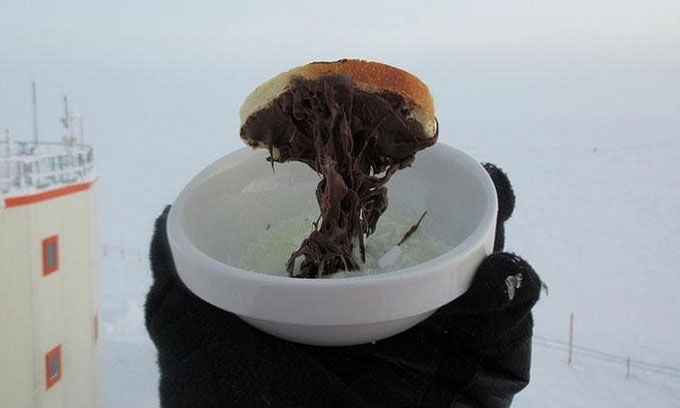 Picture 1 of The scientist struggled to cook at the extreme -70 degrees Celsius