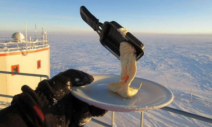 Picture 3 of The scientist struggled to cook at the extreme -70 degrees Celsius