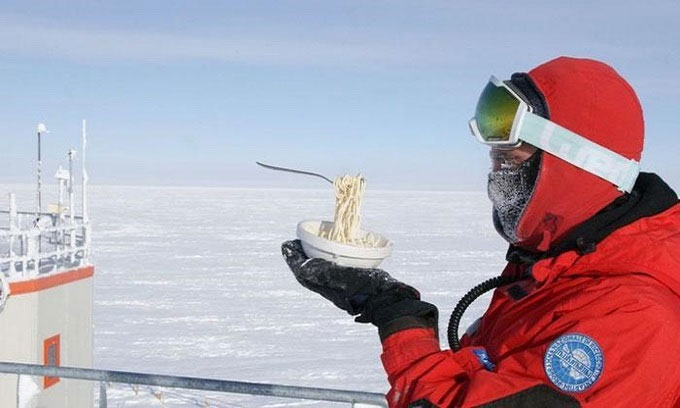 Picture 4 of The scientist struggled to cook at the extreme -70 degrees Celsius