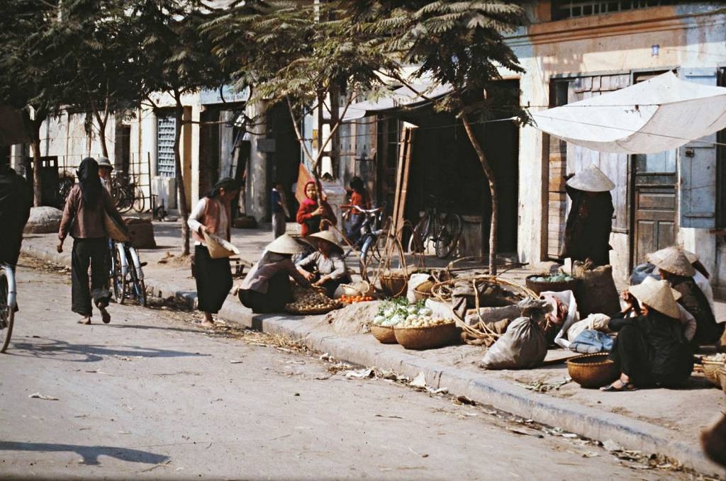Picture 9 of The set of color photos in Hanoi in the 1970s evokes emotional recovery